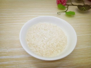 3、#简约营养的#紫薯粥,将切好的紫薯焯水。(锅中加入水大火烧开，下去紫薯丁，大火1分钟即可)