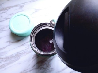 10、#简约营养的#紫薯粥,再次倒入沸水。