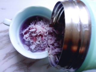 13、#简约营养的#紫薯粥,新鲜出炉的焖烧罐粥，将粥从焖烧罐倒入碗中，喜欢吃甜的可以加入一些糖。