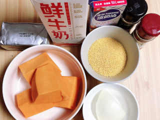 1、奶油南瓜汤,准备好食材。南瓜、小米、洋葱、牛奶、淡奶油、黑胡椒碎、百里香、黄油。