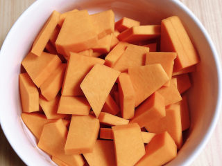 2、奶油南瓜汤,南瓜切成薄片待用。