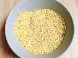 3、奶油南瓜汤,小米洗净待用。