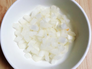 4、奶油南瓜汤,洋葱切成洋葱丁待用。