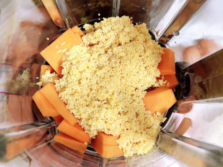 5、奶油南瓜汤,南瓜和小米放入破壁机中。