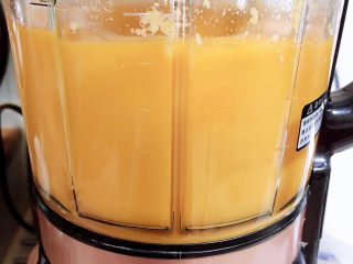 8、奶油南瓜汤,选择破壁按键，将南瓜小米打成泥待用。