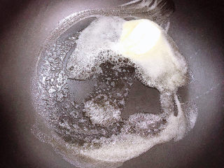 9、奶油南瓜汤,锅中放入小块儿黄油，小火儿慢慢融化。