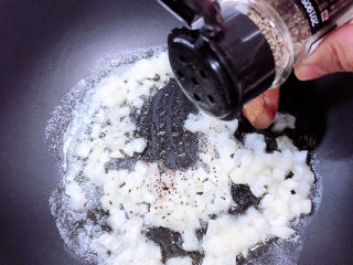 11、奶油南瓜汤,放入盐、黑胡椒碎。