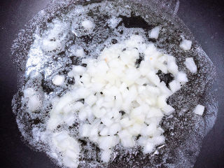 10、奶油南瓜汤,放入洋葱丁，小火慢炒。