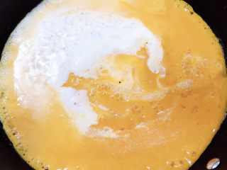 13、奶油南瓜汤,将南瓜小米泥倒入锅中。