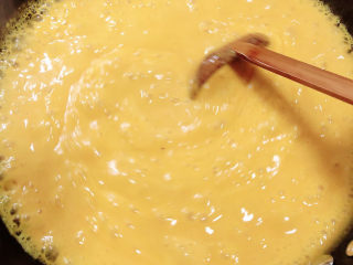 15、奶油南瓜汤,开锅后，持续搅拌均匀。