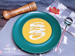 17、奶油南瓜汤,将香浓的南瓜玉米浓汤盛入盘中。淋上一些淡奶油。撒上一些黑胡椒碎、百里香提香。