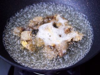 2、土鸡土豆粉条一锅炖,土鸡用刀切成块后,锅中倒入适量的清水,加入料酒,把土鸡肉放入锅中进行焯水,煮沸后继续煮10分钟左右。