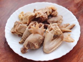 3、土鸡土豆粉条一锅炖,把土鸡块捞出,洗净沥干水分。