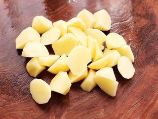 4、土鸡土豆粉条一锅炖,土豆去皮后,洗净用刀切成菱形块。