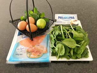 1、三文鱼奶酪菠菜蛋卷,准备食材:3个鸡蛋+半个柠檬+100g烟熏三文鱼+130g小菠菜+少许新鲜罗勒+120g奶油奶酪,