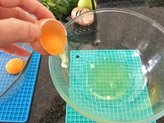 2、三文鱼奶酪菠菜蛋卷,首先,我们取2个容器,将蛋黄和蛋清分离