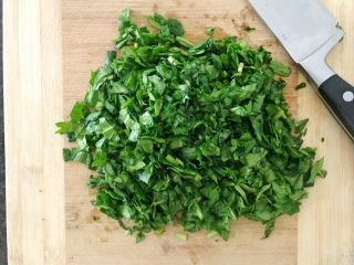 5、三文鱼奶酪菠菜蛋卷,先将小菠菜切碎,
