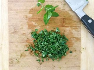 7、三文鱼奶酪菠菜蛋卷,再切碎洗净的新鲜罗勒,