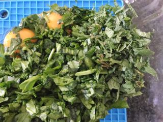 8、三文鱼奶酪菠菜蛋卷,把切碎的罗勒也加进蛋黄容器里,