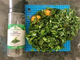 10、三文鱼奶酪菠菜蛋卷,再加入黑胡椒粉,