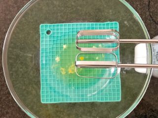12、三文鱼奶酪菠菜蛋卷,接下来,我们开始打发蛋清,