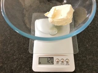 18、三文鱼奶酪菠菜蛋卷,在烤箱工作的同时,我们来搅拌奶油奶酪,