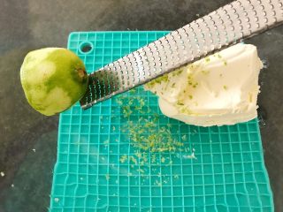 19、三文鱼奶酪菠菜蛋卷,容器中加入少许柠檬皮屑,