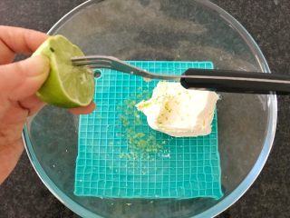 20、三文鱼奶酪菠菜蛋卷,再挤入半个柠檬汁,