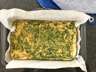 22、三文鱼奶酪菠菜蛋卷,叮,烤箱结束了,取出产品,香喷喷的????,等待凉却,