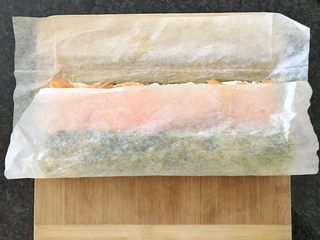 25、三文鱼奶酪菠菜蛋卷,用烤纸往上卷,就像寿司卷一样,