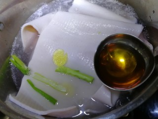 4、自制猪皮冻,猪皮第一次冷水下锅，放入葱段，姜片，料酒。