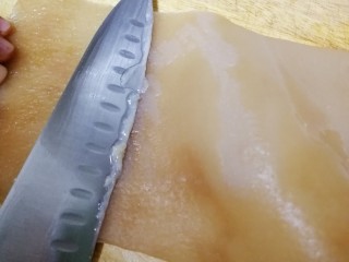 7、自制猪皮冻,刮去猪皮表面油脂和杂毛。
