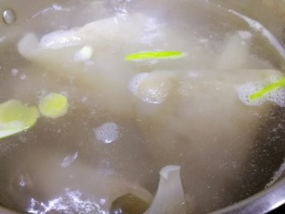 10、自制猪皮冻,水开文火煮5分钟，二次撇浮沫，再次去掉猪皮的腥味。
