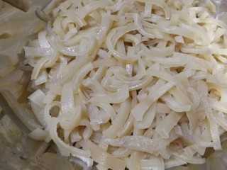 11、自制猪皮冻,捞出放凉，切细点的条，煮的时候容易出胶质。