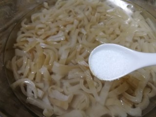 12、自制猪皮冻,放入温水里，加盐搓洗，把油脂搓掉，换水直到水变清澈。