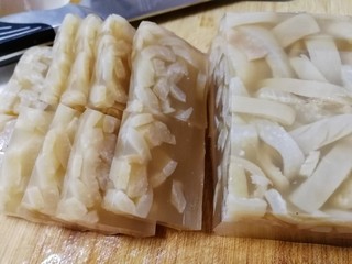 17、自制猪皮冻,隔天脱模，切块。