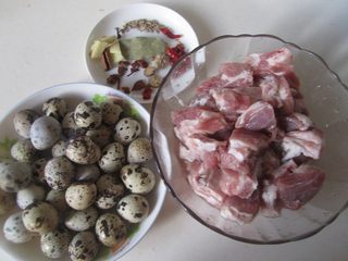 1、木耳鹌鹑蛋烧排骨,准备好原材料；