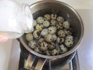 2、木耳鹌鹑蛋烧排骨,鹌鹑蛋冷水下锅煮， 加入点盐， 大火煮开三分钟， 关火焖上十分钟， 煮好后去皮；