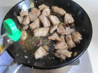 8、木耳鹌鹑蛋烧排骨,翻炒几下后加入适量的料酒和酱油进去翻炒；