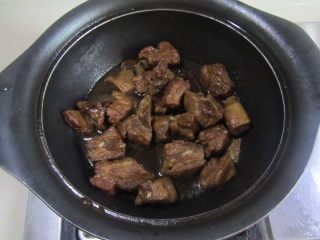 9、木耳鹌鹑蛋烧排骨,翻炒直至排骨上色转入煲中；