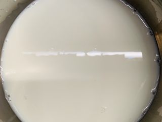 5、木瓜奶冻,然后再倒回刻度容器里。按照自己挑选木瓜的大小用奶和玉米淀粉10:1的比例就可以啦，多一点大概也行的，不会影响太多。