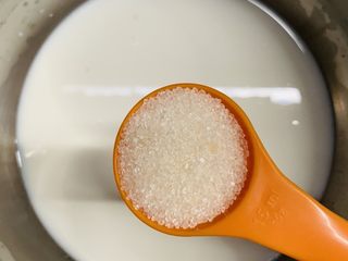 7、木瓜奶冻,加入白糖。