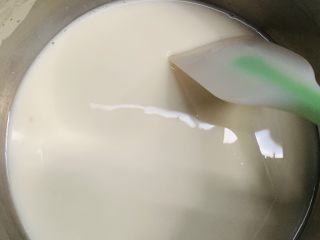 10、木瓜奶冻,开最小火慢慢搅拌。