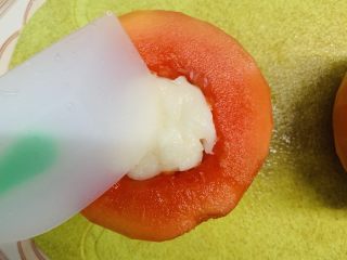 14、木瓜奶冻,塞完铲子沾水整理一下口子，铺平它。