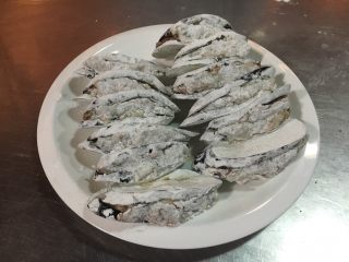 9、鲜虾茄盒,这是蘸满干淀粉的茄盒