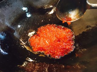 11、鲜虾茄盒,锅里留少许底油,放入步骤12调好的碗汁,中火把汁炒香。