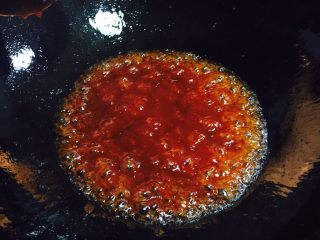 12、鲜虾茄盒,当把汁炒散炒均匀并且有小气泡时,请关火。