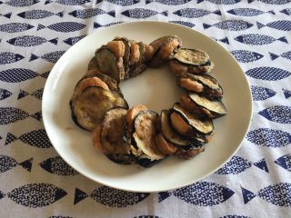 16、鲜虾茄盒,我们可以把茄盒摆成任意造型,只要你喜欢。