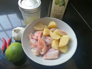 1、糖醋菜+酸甜泰式煎鸡翅,大部分食材的合影：）