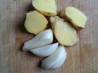 4、糖醋菜+酸甜泰式煎鸡翅,生姜与大蒜切末，辣椒切斜圈。